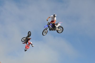 2 motorbikes jumping